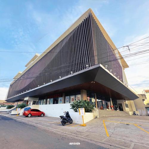 Un edificio con una motocicleta estacionada enfrente. en Downtown District Hotel, en Naga