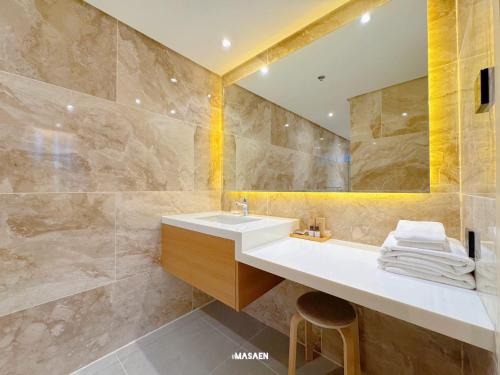 Un baño de Downtown District Hotel