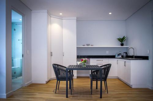 Η κουζίνα ή μικρή κουζίνα στο Upmarket Room