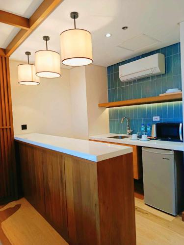 Una cocina o zona de cocina en Downtown District Hotel