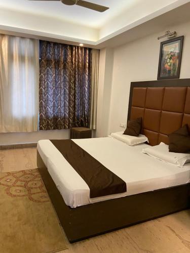 ジャンムーにあるHotel Bhola Ram Palaceのベッドルーム1室(窓の前に大型ベッド1台付)