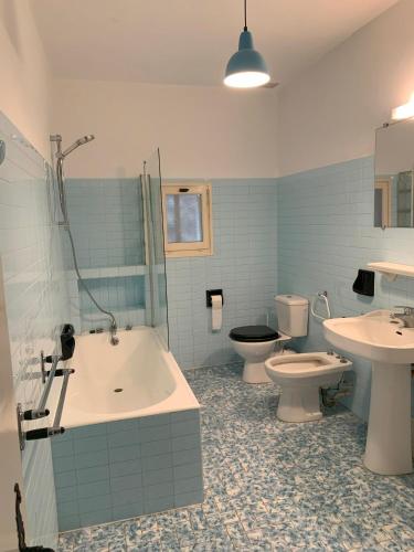 une salle de bain avec une baignoire, des toilettes et un lavabo dans l'établissement Chambres et table d'hôtes Au Brabo, à Mormoiron