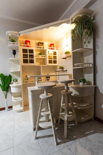 a kitchen with a counter and stools in a room at Blue Bay Apt - São Martinho do Porto in São Martinho do Porto