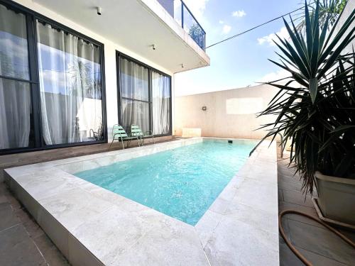 una piscina en medio de una casa en Villa Solaya, en Bamako