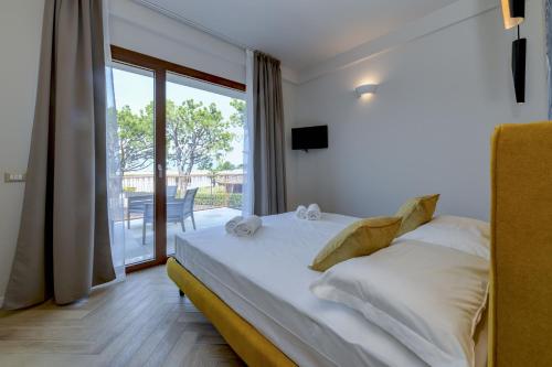 Postel nebo postele na pokoji v ubytování Gardaliva by the lake in Manerba del Garda