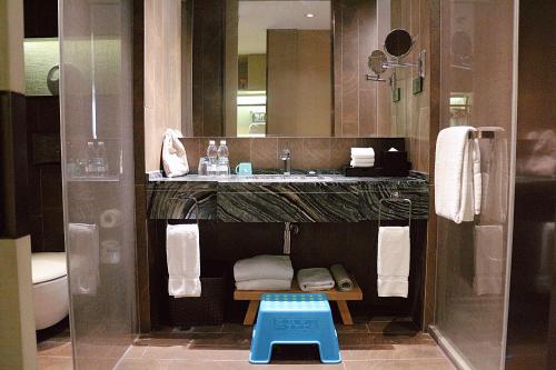 Ένα μπάνιο στο Courtyard by Marriott Shanghai International Tourism and Resorts Zone