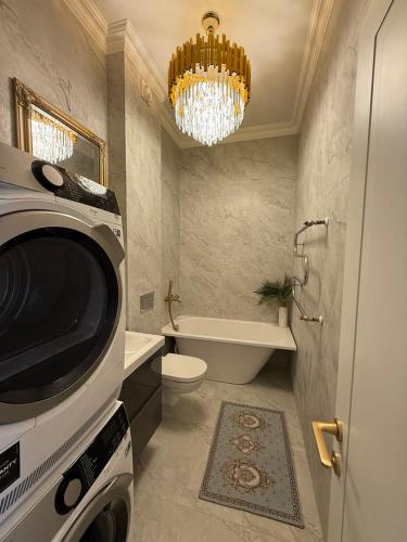 un bagno con tv, wc e vasca di Centre GRANT Apartment a Klaipėda