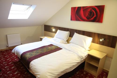 سرير أو أسرّة في غرفة في فندق كامبريدج