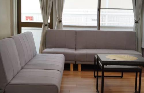 a living room with a couch and a coffee table at nagumobiru202 in Tokyo
