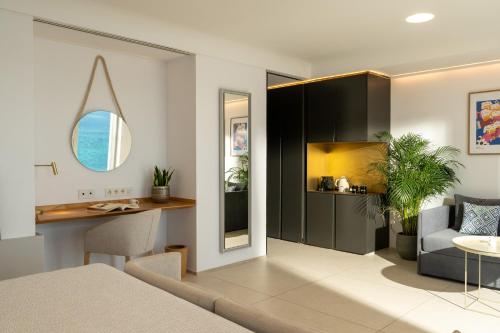 a bedroom with a bed and a desk in a room at INNSiDE by Meliá Alicante Porta Maris in Alicante