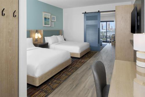 Letto o letti in una camera di Embassy Suites By Hilton Gulf Shores Beach Resort