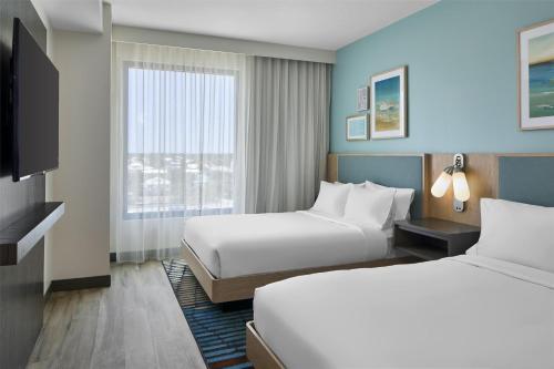 Letto o letti in una camera di Embassy Suites By Hilton Gulf Shores Beach Resort