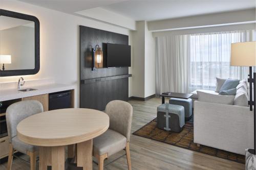 Area soggiorno di Embassy Suites By Hilton Gulf Shores Beach Resort