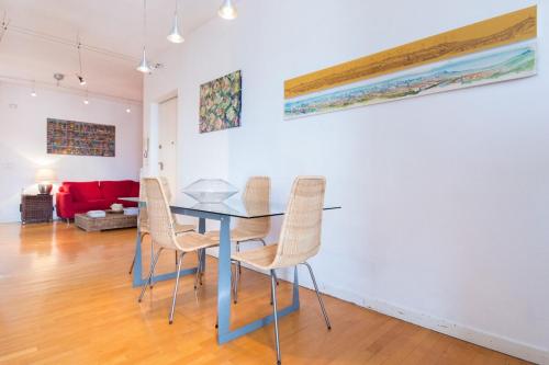 O zonă de relaxare la Central Room con terrazzo e bagno privato, clima