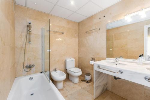 ein Badezimmer mit Toilette, Waschbecken und Dusche in der Unterkunft Campomanes Luxury Terrace Apartment in Alicante