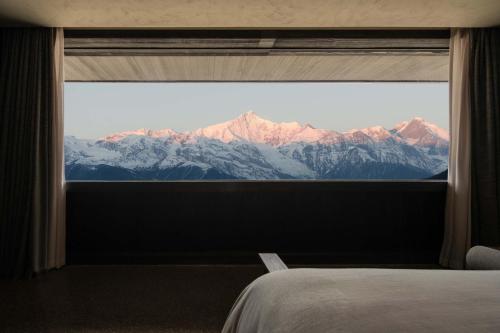 Pemandangan gunung umum atau pemandangan gunung yang diambil dari hotel