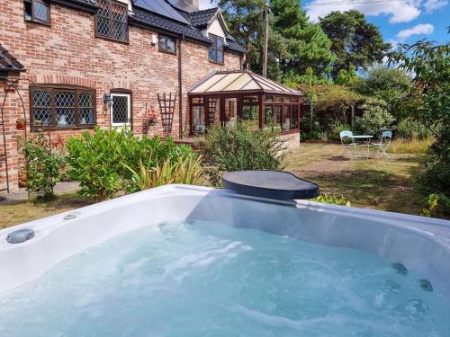 Swimmingpoolen hos eller tæt på Cobweb Cottage