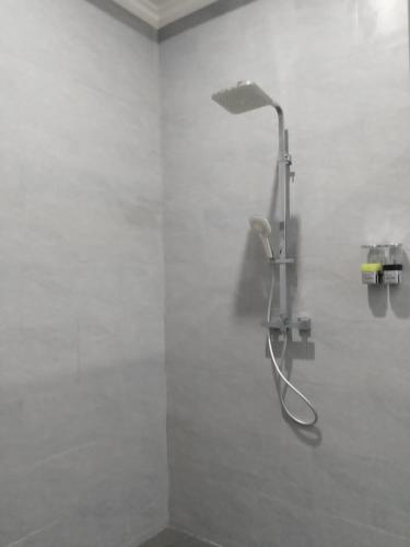 una ducha con cabezal de ducha en un baño en Jepun Bali Villa, en Temukus