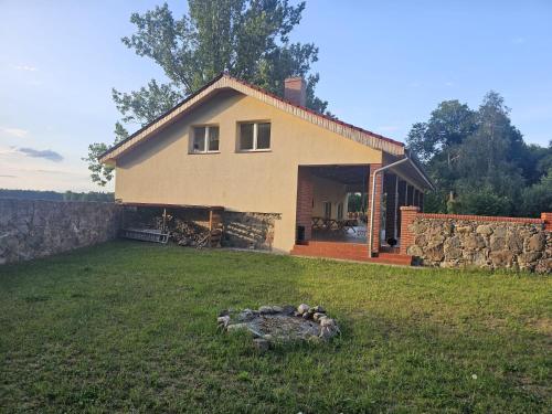 Κήπος έξω από το Almazówka - cichy wypoczynek lub integracja w większym gronie