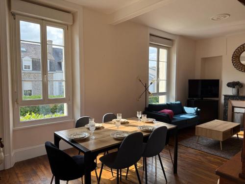 a living room with a table and chairs at L'AUTHENTIQUE in Saint-Brieuc