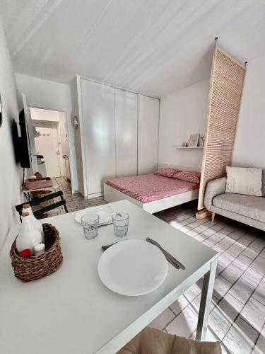 - un salon avec une table et une plaque de cuisson dans l'établissement Studio sur le port de Hyères - à 2min des plages, Clim & Balcon, à Hyères