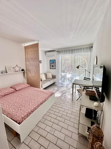 Studio sur le port de Hyères - à 2min des plages, Clim & Balcon