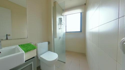 Bilik mandi di 2-9pax FAMILY SUITE, i-CITY, Shah Alam, Beside Theme Park, WIFI 50-55"TV
