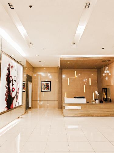 マニラにあるSpacious studio MPLACE Tower Cの大きな女性の絵が飾られた広い部屋