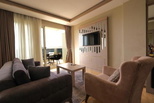 Roas Hotel Bodrum - City Centerにあるテレビまたはエンターテインメントセンター