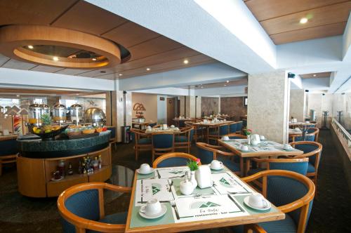 墨西哥城Hotel Marlowe Centro Histórico的餐厅里有桌椅的餐厅