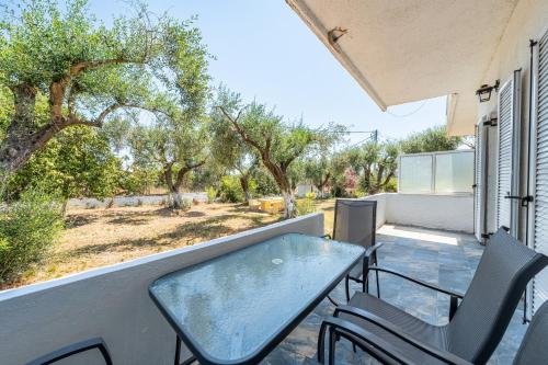 Μπαλκόνι ή βεράντα στο Garden View Apartment Poseidonas