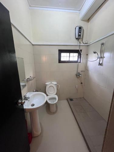 un bagno con un water e un lavandino di Sunbloom Hostel a Kandy