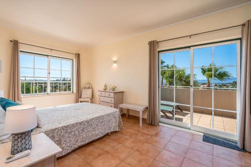 una camera da letto con un letto e un balcone di T2 Plaza Resort a Portimão