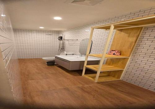 Ένα μπάνιο στο Cactus Villa 2024, 4 BEDROOM