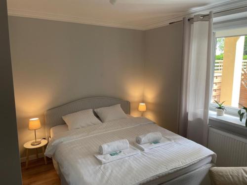 a bedroom with a bed with two towels on it at Waniliowa oaza in Puck