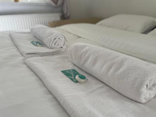 a row of white towels on a bed at Waniliowa oaza in Puck