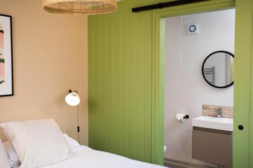 a bedroom with a green door and a bed at Settle Southampton - Stylish Self Check-In Rooms & Self Catering Suites in Southampton