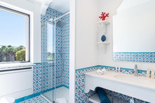 ein Badezimmer mit Waschbecken und Fenster in der Unterkunft Lea Residenza Mediterranea Paestum in Paestum