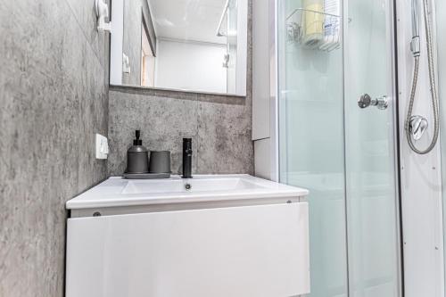 Ένα μπάνιο στο 6 Stylish & Comfortable Studios , Heart of Gent
