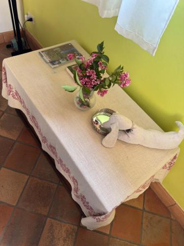 a table with a vase of flowers on it at Casa di Laura in Chianciano Terme