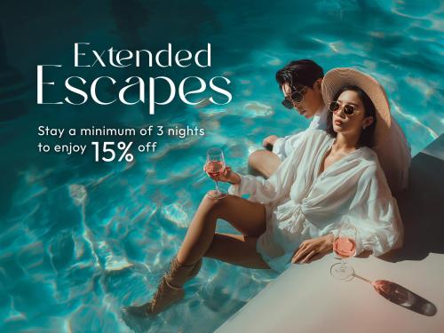 ein Plakat für eine Veranstaltung mit einem Mann und einer Frau, die in einem Swimmingpool sitzen in der Unterkunft Resorts World Sentosa - Hotel Ora in Singapur