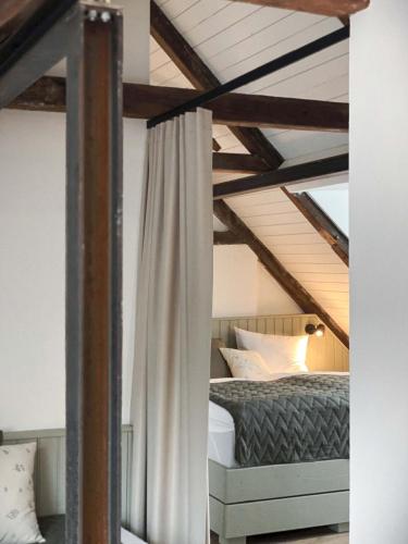 a bedroom with a bed in a attic at Ferienwohnung 5, Schlaf-Gut-Johannis, Flensburg in Flensburg