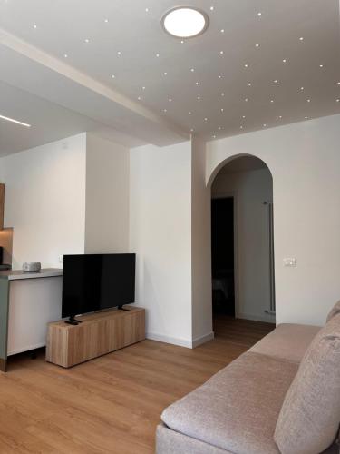 a living room with a couch and a flat screen tv at Leonardo in Belluno
