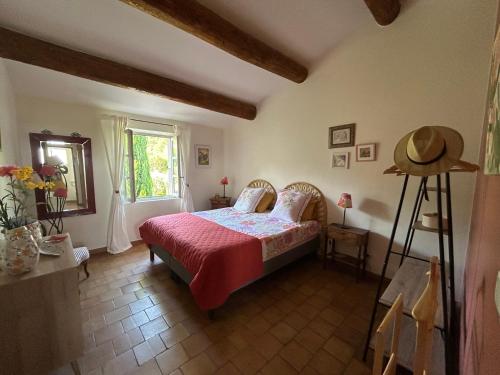 Un pat sau paturi într-o cameră la Au Clair Ventoux B & B - SPA