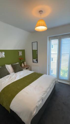 Postel nebo postele na pokoji v ubytování Spacious 4 bed Townhouse, near town centre and riverside in StNeots