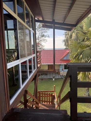 Papar Beachfront Viewにあるバルコニーまたはテラス