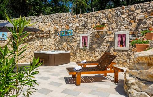 Κήπος έξω από το Villa Imortele aria with pool by Villas Guide