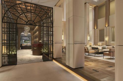 une vue d'un hall d'entrée avec une porte menant à un salon dans l'établissement Berlin Marriott Hotel, à Berlin