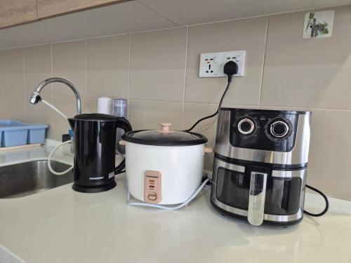 Kemudahan buat kopi dan teh di 2-9pax FAMILY SUITE, i-CITY, Shah Alam, Beside Theme Park, WIFI 50-55"TV