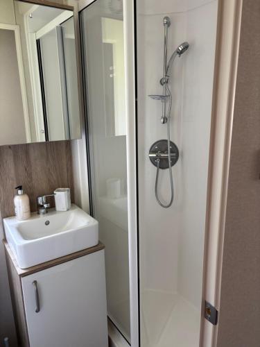 ห้องน้ำของ 10 Borwick Lakes, Carnforth - En suite - King size bed